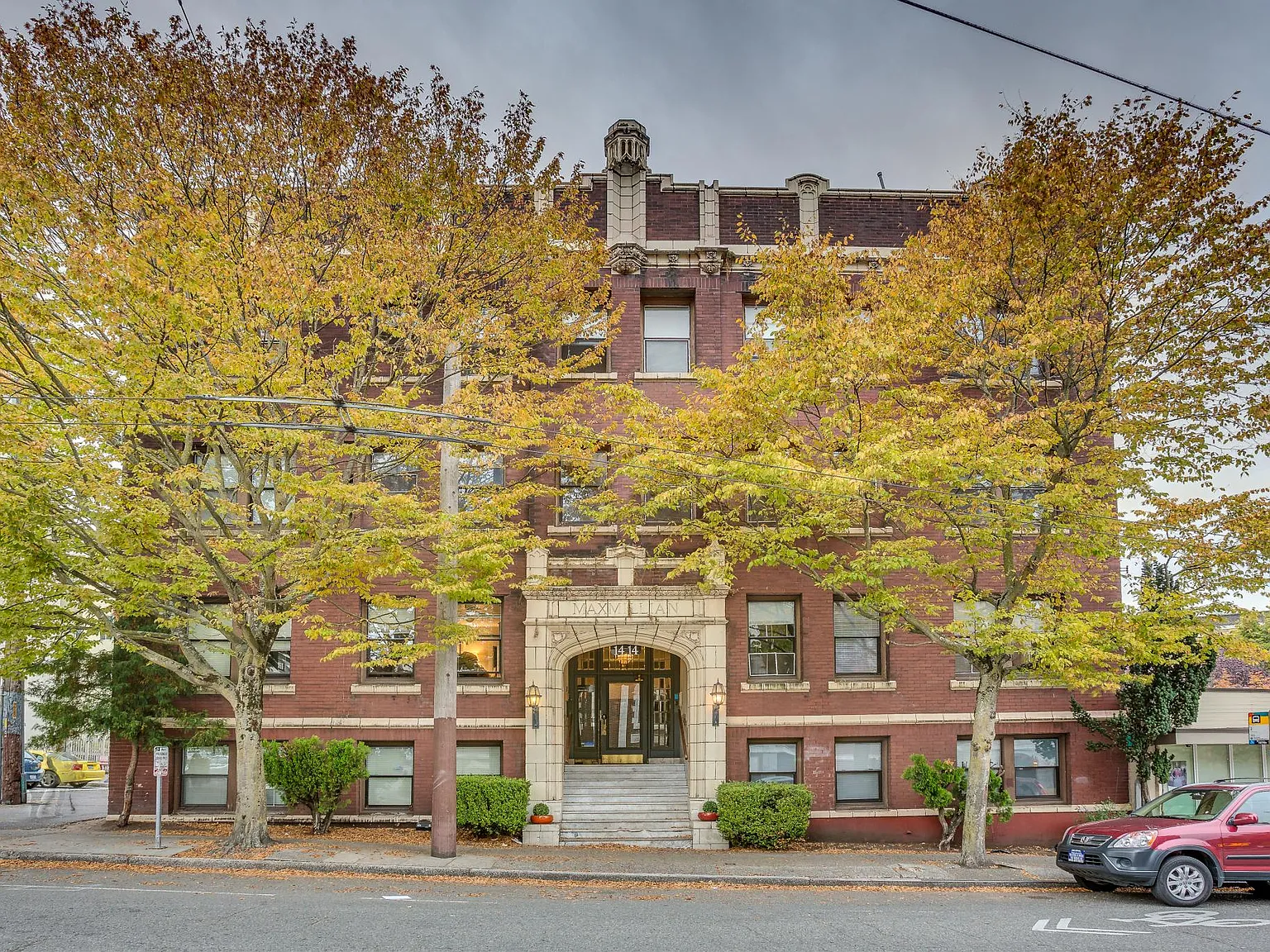 Maxmillian — Photo 4