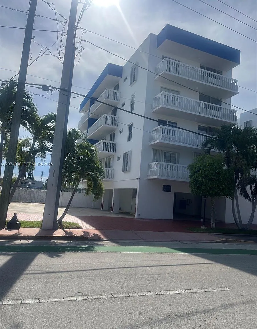 Colonnade Bay Condo — Photo 2