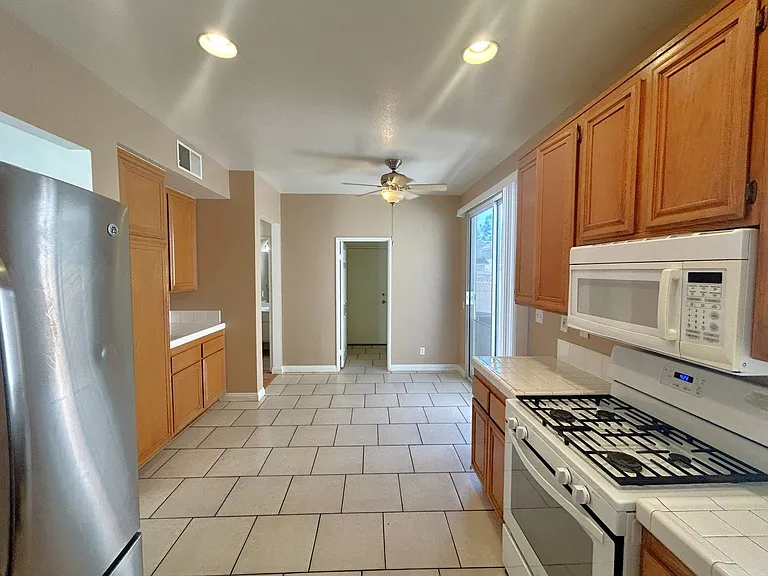 864 Bramble Ln — Photo 7