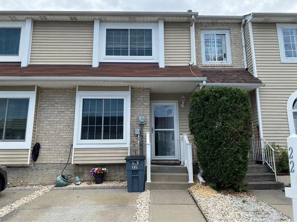 22 Heather Ct, Staten Island, NY 10303