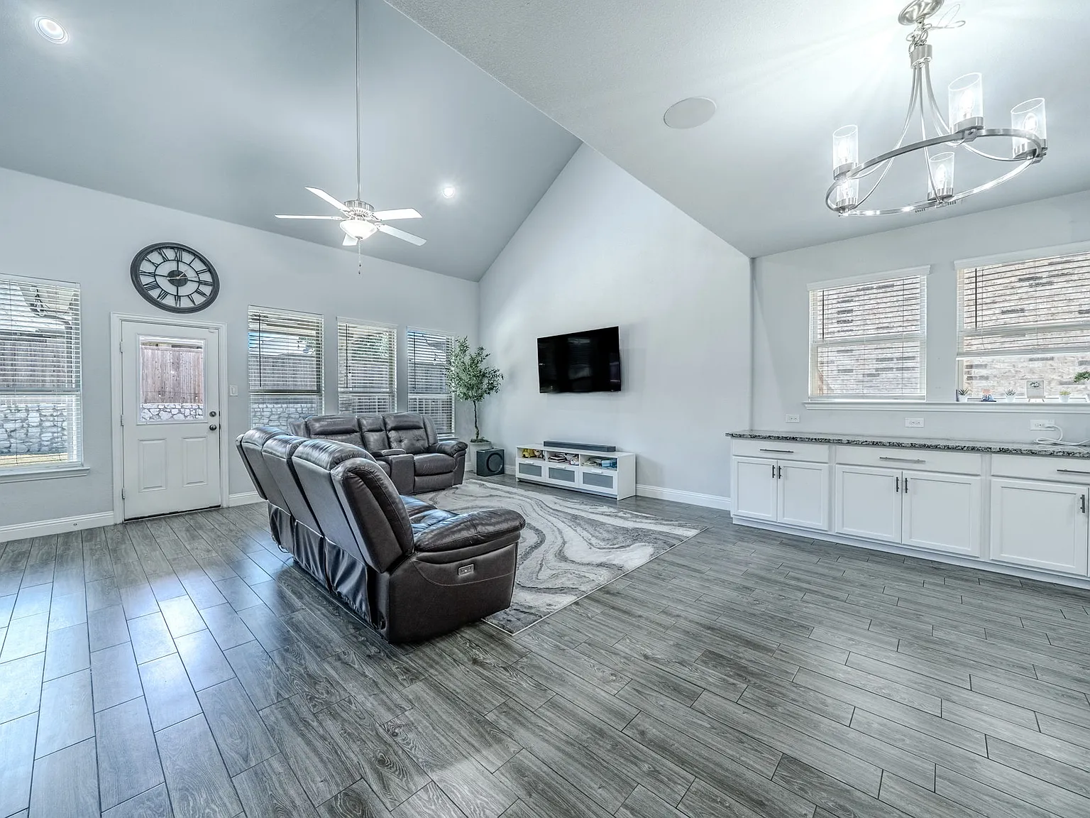 4 bed, 3.5 bath, 2770 sqft, $2,950 — Photo 4