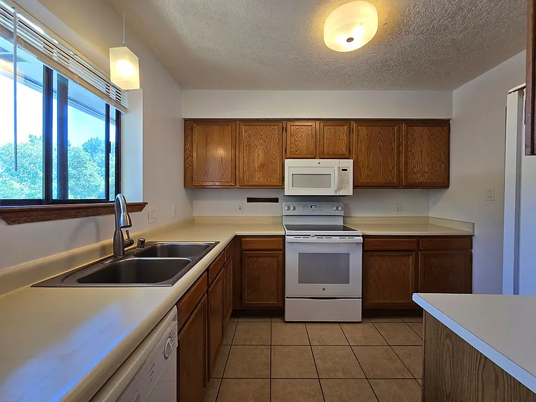 1300 Iris St #205 — Photo 4