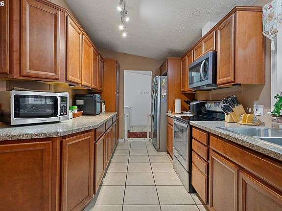 4th image of 483 Rye St