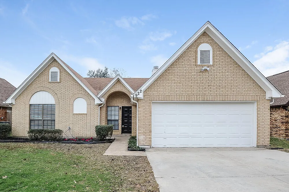 3 bed, 2.0 bath, 1409 sqft, $2,170 — Photo 1