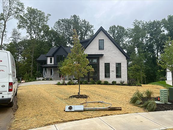 3rd image of 1597 Forest Hills Dr