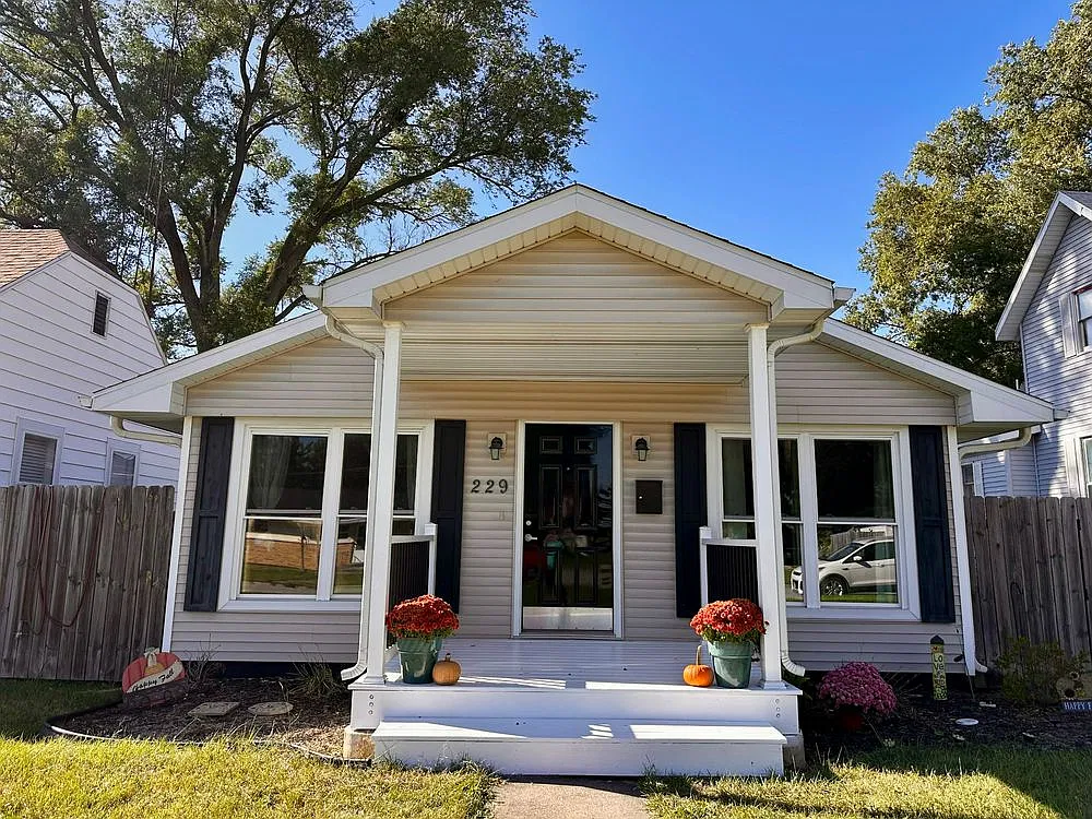 3 bed, 1025 sqft, $1,950 — Photo 1