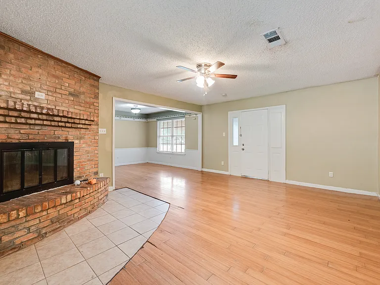 512 E Willow Ln — Photo 15