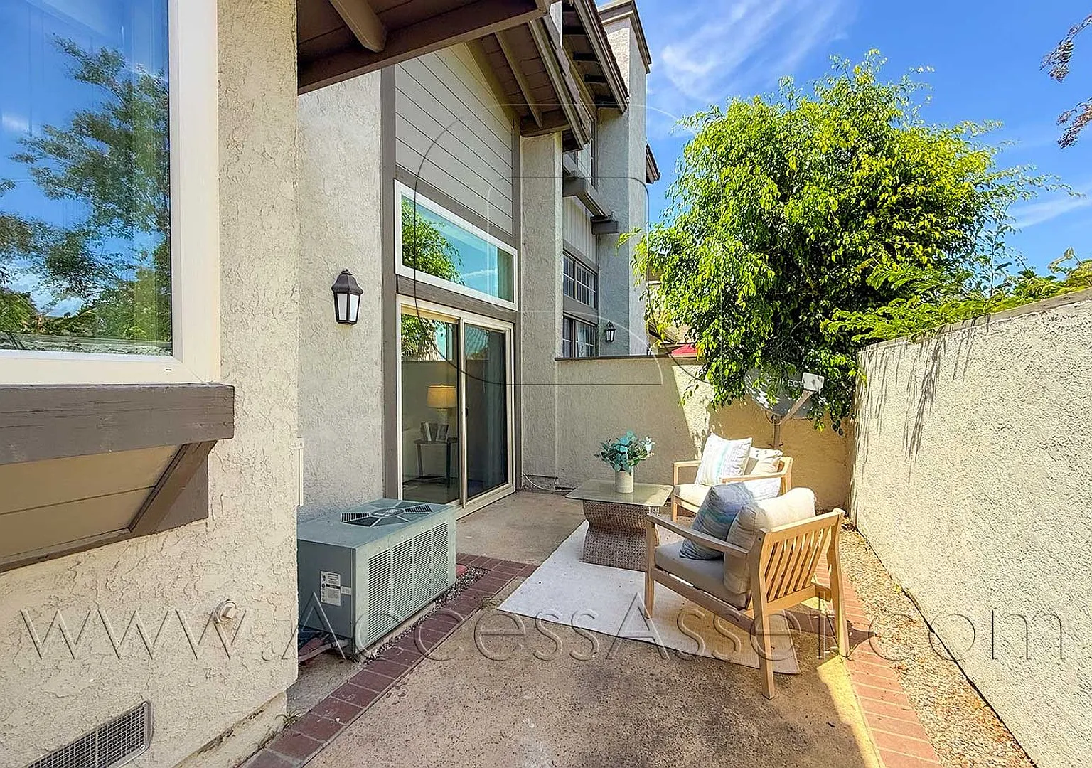 Beautiful Home in Highly Coveted Turtle Rock — Photo 2