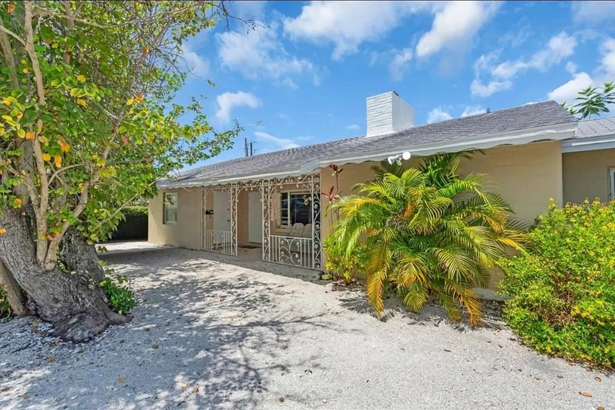 Building Photo - 1761 Siesta Dr #2