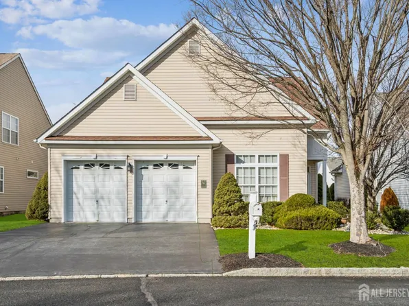 6 Holly Manor Ct, Helmetta, NJ 08828