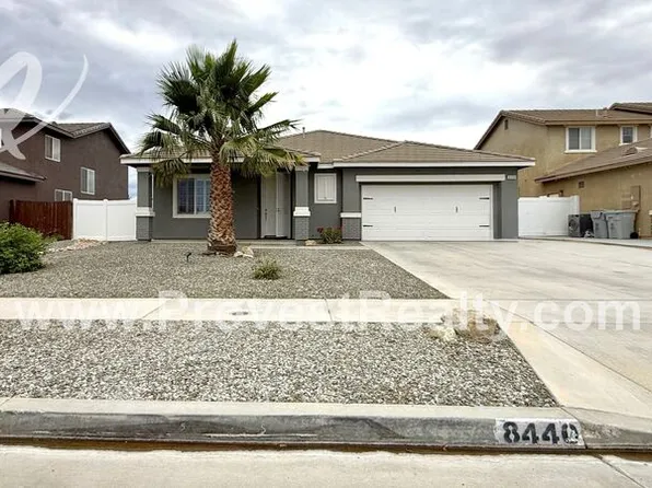 8440 Hoover Ct, Oak Hills, CA 92344