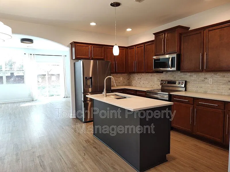 5 bed, 2.5 bath, 2736 sqft, $2,400 — Photo 4