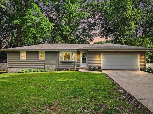 321 Matthews Ln, Gower, MO 64454