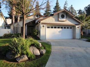 9110 N Woodlawn Dr, Fresno, CA 93720