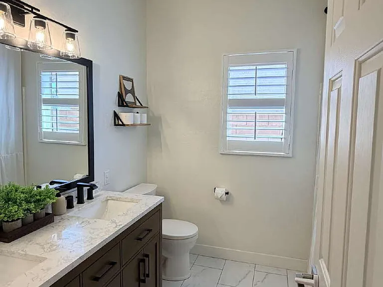 1121 E Powell Way — Photo 16