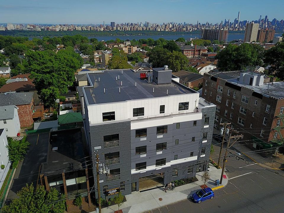 Luxury Building Minutes from NYC