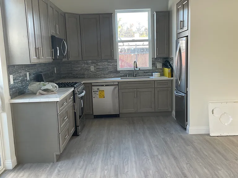 22518 Clarendon St — Photo 40
