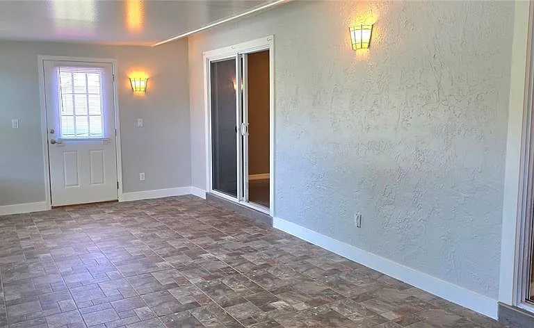 4743 Larchmont Ct — Photo 6