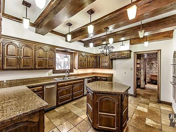 5th image of 302 Madewood Dr