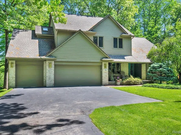 250 Woodcreek Ct, Commerce Township, MI 48390
