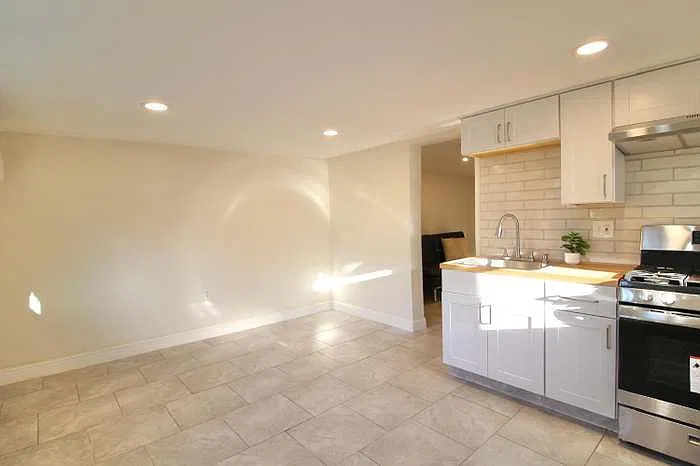 1346 N Safford Ave — Photo 3