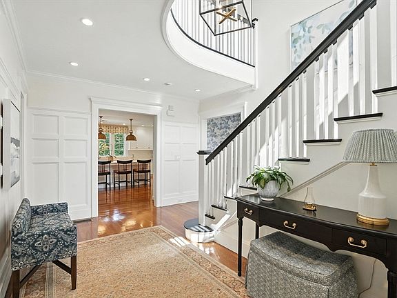 3rd image of 15 Winthrop Rd
