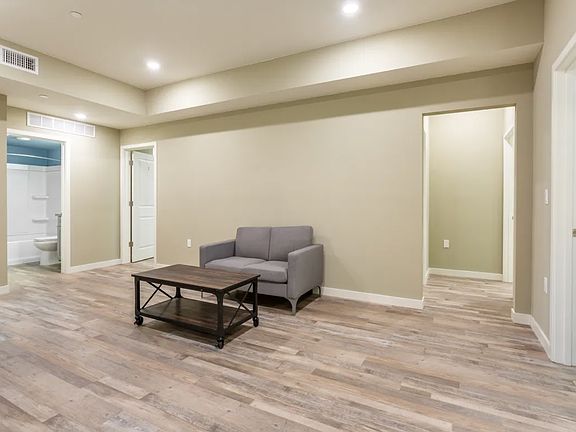 4th image of 1346 W 37th Pl Room 6