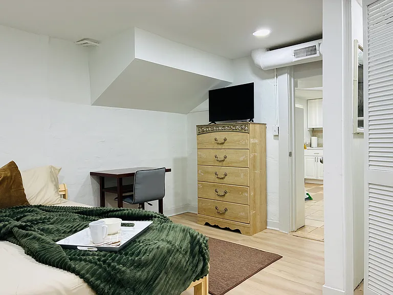 1058 Birch St SW #1 — Photo 11