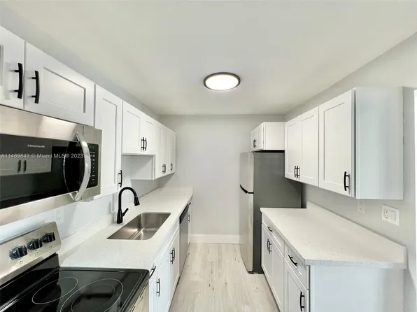 20761 NE 4th Pl APT 201, Miami, FL 33179