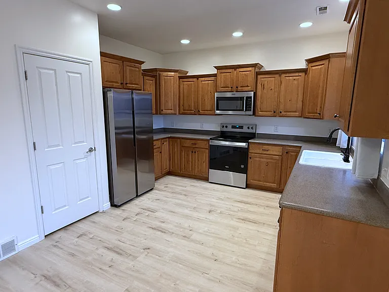 1875 S Spring Creek Dr — Photo 3