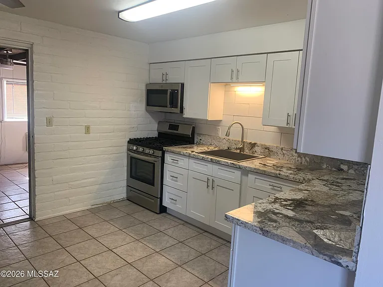 3241 E Monte Vista Dr — Photo 2