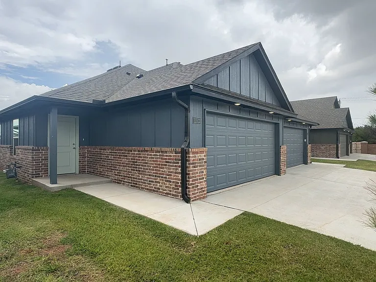 11513 University Dr — Photo 1