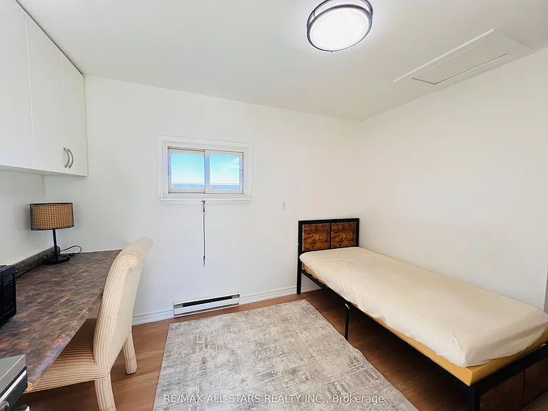 25607 Woodbine Ave — Photo 2