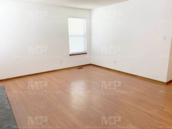 3rd image of 972 Bitterbrush Ln