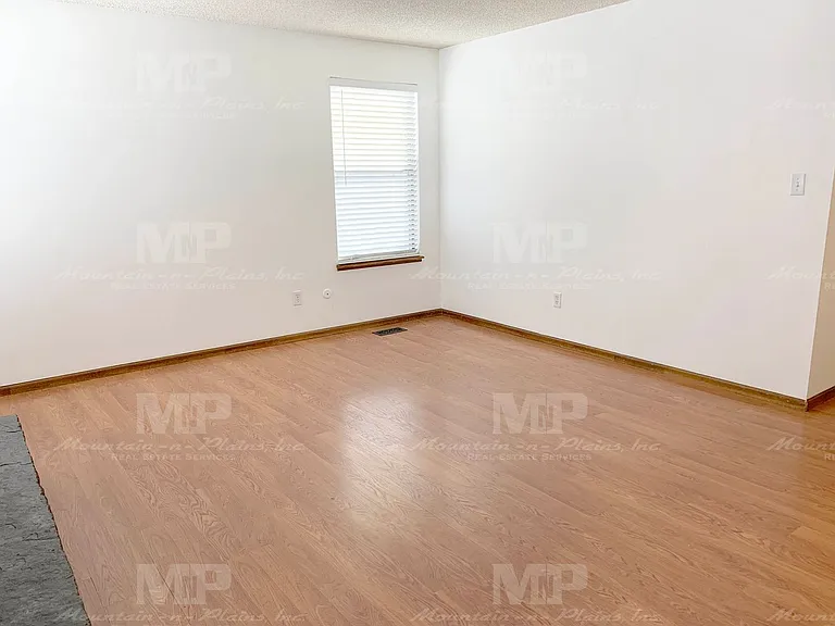 972 Bitterbrush Ln — Photo 3