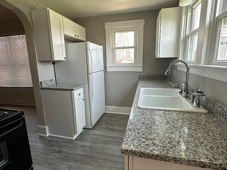 221 W 14th St — Photo 8