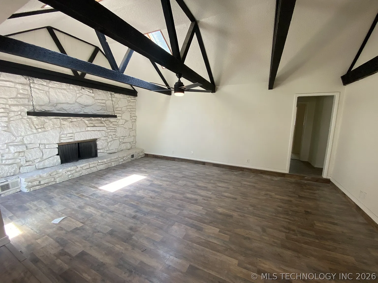 3 bed, 2.0 bath, 1455 sqft, $1,795 — Photo 2