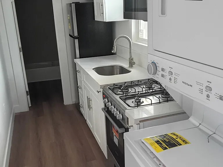 1082-1084 N Lewis Ave #B — Photo 1
