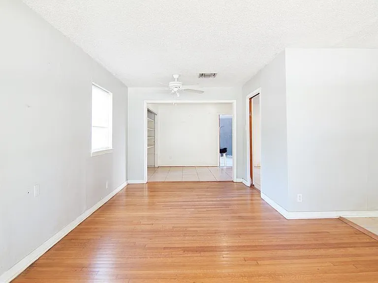 4048 Newshire Dr — Photo 2