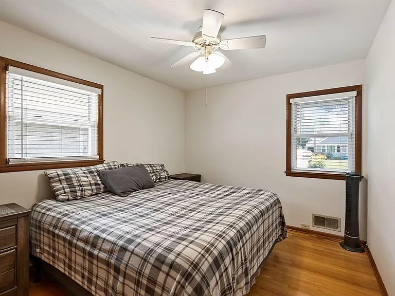 251 Stanley St E — Photo 18