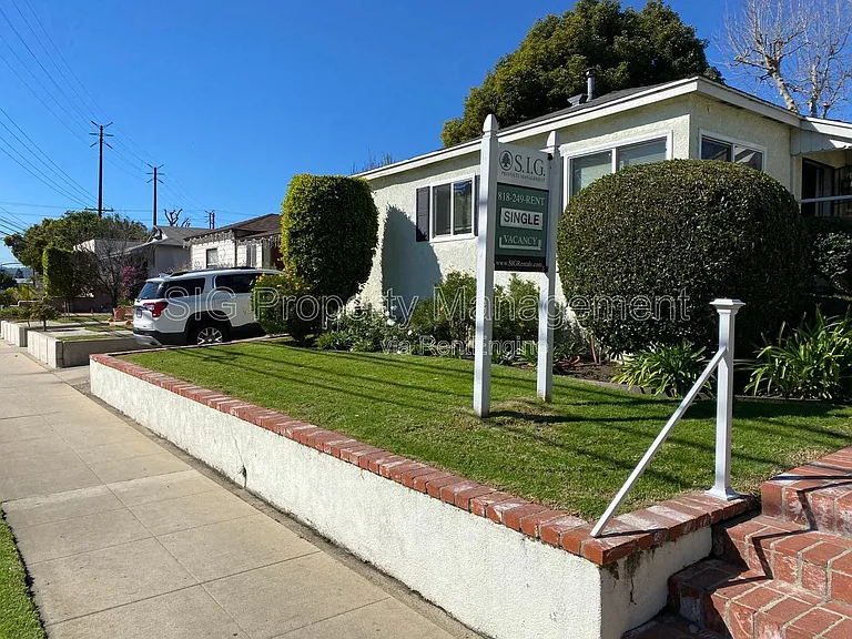 405 W Alameda Ave #J — Photo 2