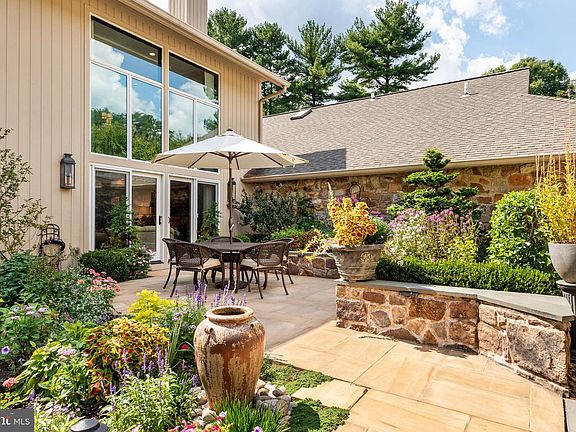 3rd image of 1034 Raffles Ln