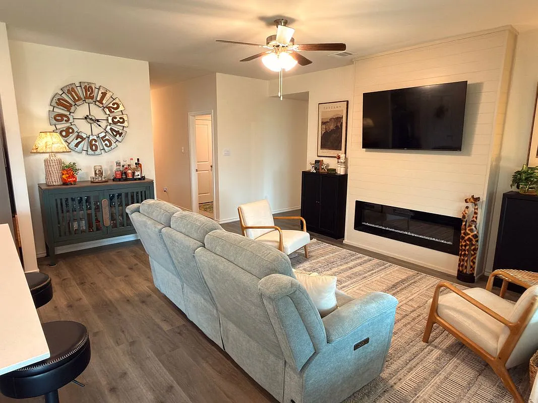 4 bed, 2.0 bath, 1629 sqft, $2,100 — Photo 3