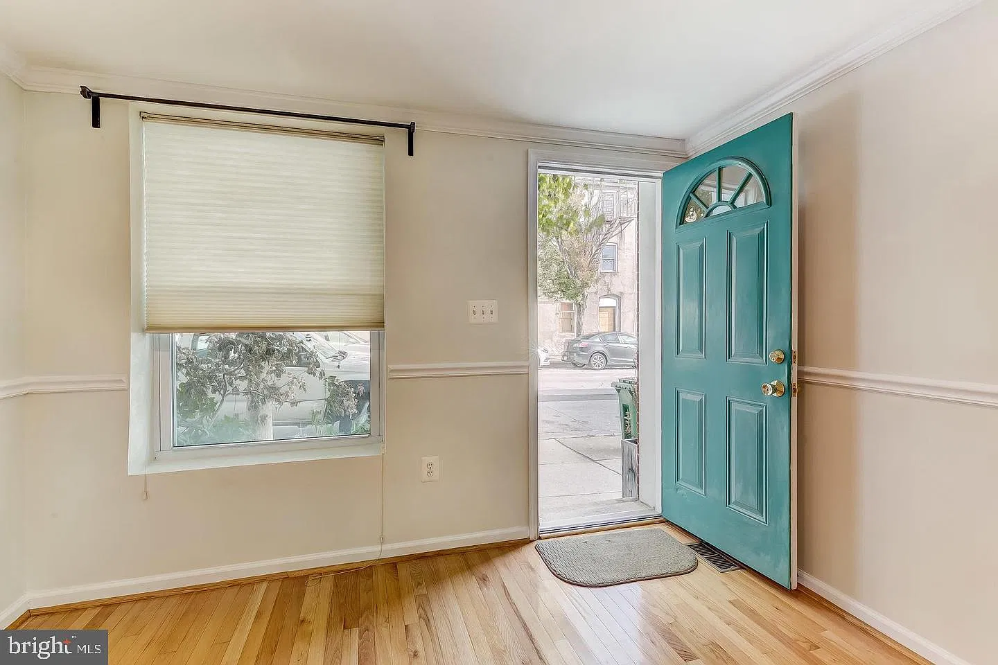 3 bed, 2.0 bath, 1328 sqft, $2,300 — Photo 3