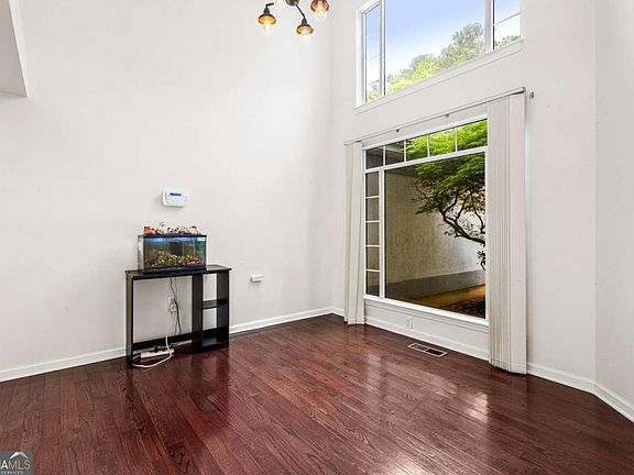 5th image of 100 Catie Cir