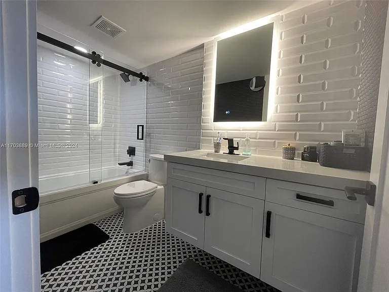 2555 Collins Ave #1409 — Photo 27