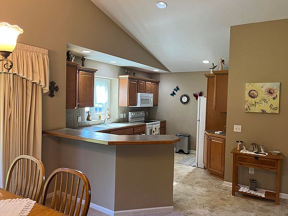 2nd image of 8903 N Clearwater Dr
