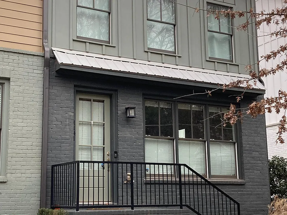 Entrance from Avondale Avenue.