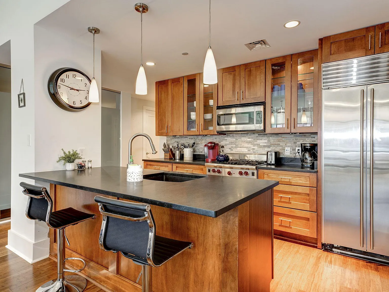 2 bed, 1200 sqft, $4,200 — Photo 4