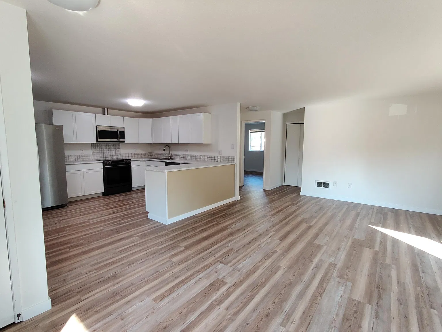 2 bed, 860 sqft, $2,100 — Photo 3